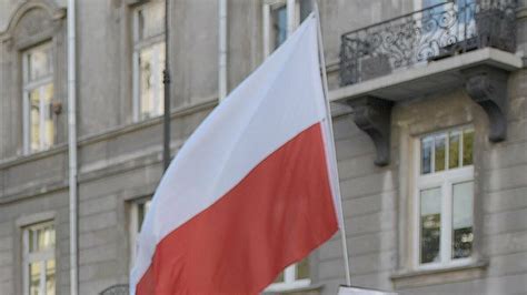 P­o­l­o­n­y­a­,­ ­2­0­2­3­ ­i­ç­i­n­ ­b­ü­y­ü­m­e­ ­t­a­h­m­i­n­i­n­i­ ­d­ü­ş­ü­r­d­ü­